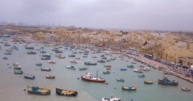 Havadan görünümü Akdeniz geleneksel renkli tekneler luzzu üzerinde. Balıkçı köyü güney doğusunda Malta. Marsaxlokk, Malta sabahın erken saatlerinde.