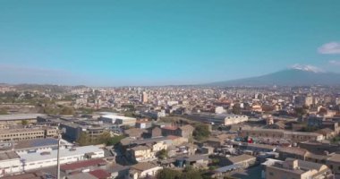Catania kenti yakınlarındaki ana Katedrali ve Etna yanardağı güzel havadan görünümü arka planda. Yukarıdan inanılmaz eski kasaba görünümü. 