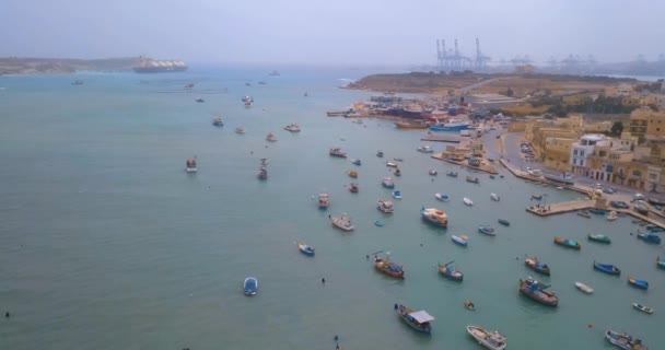 Vista Aérea Los Tradicionales Barcos Mediterráneos Coloridos Luzzu Pueblo Pescadores — Vídeos de Stock