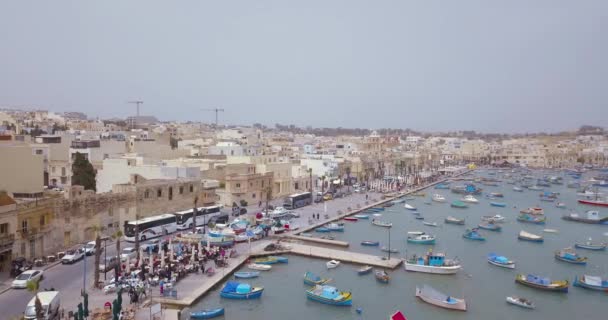 Luftaufnahme Der Mediterranen Traditionellen Bunten Boote Luzzu Fischerdorf Südosten Maltas — Stockvideo