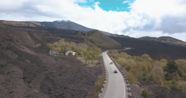 对埃特纳火山或 Mongibello Mungibeddu 的鸟瞰图是活跃的胡德雪山在意大利西西里岛东海岸 位于大都会的卡塔尼亚 显示黑色乌尔卡诺景观 — 图库视频影像