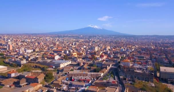 背景にメインの大聖堂とエトナ火山の近くカターニア市の美しい撮 上から素晴らしい旧市街の景色 — ストック動画