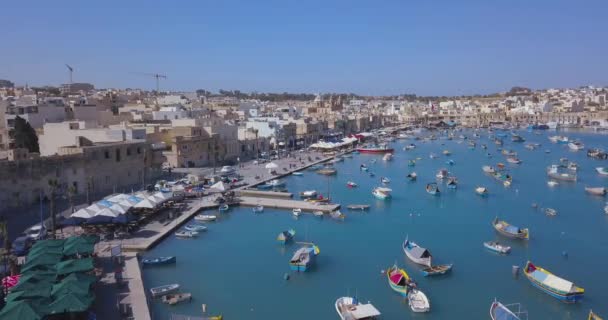 Vista Aérea Sobre Mediterrâneo Barcos Coloridos Tradicionais Luzzu Vila Dos — Vídeo de Stock