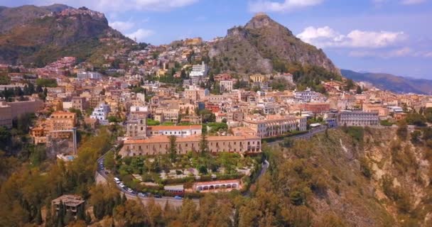 タオルミーナ シチリア島 イタリアの有名なリゾート地の眺め 上から旧市街と美しい空中旅行風景 — ストック動画