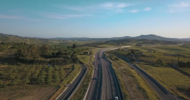 在高速公路 高速公路和高速公路上的俯视图 与汽车行驶在公路上的空中景观互换 — 图库视频影像
