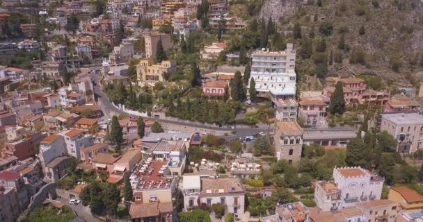 タオルミーナ シチリア島 イタリアの有名なリゾート地の眺め 上から旧市街と美しい空中旅行風景 — ストック動画