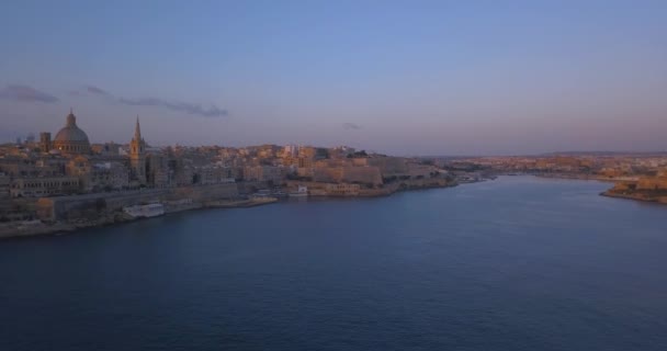 在日落期间 马耳他与港口 大教堂和老城的古代首都城市鸟瞰图 欧洲的海岛国家在地中海 — 图库视频影像