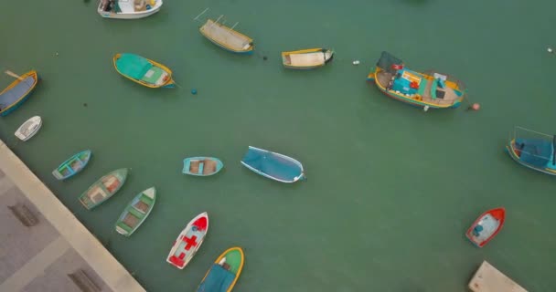 地中海の伝統的なカラフルなボート Luzzu の空中写真 マルタの南東漁師の村 マルサシュ ロック マルタの早朝 — ストック動画