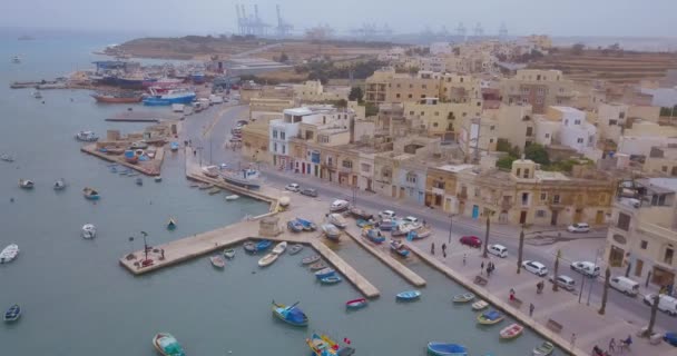 Вид Воздуха Средиземноморские Традиционные Красочные Лодки Luzzu Деревня Рыбаков Юго — стоковое видео