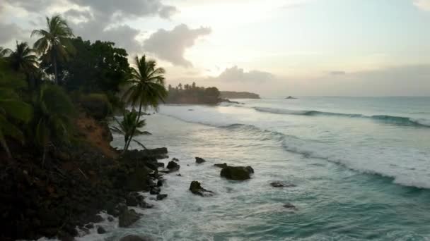Luftbild Vom Paradiesischen Tropischen Inselstrand Sonnenaufgangsszene Mit Riesigen Wellen Der — Stockvideo