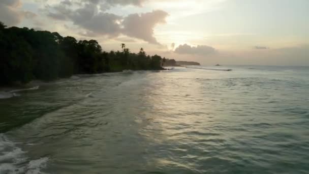 Paesaggio Aereo Paradiso Spiaggia Tropicale Isola Alba Scena Con Onde — Video Stock