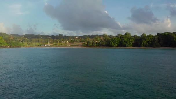 Luftbild Vom Paradiesischen Tropischen Inselstrand Sonnenaufgangsszene Mit Riesigen Wellen Der — Stockvideo