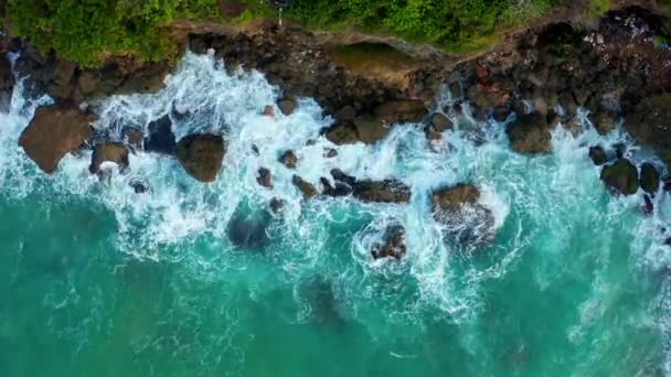 Paysage aérien du paradis plage île tropicale, scène du lever du soleil avec d'énormes vagues au bord de la côte .