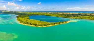 Güzel cennet Maldivler Adası tropik sahilde hava fotoğrafı. Yaz ve seyahat tatil kavramı.
