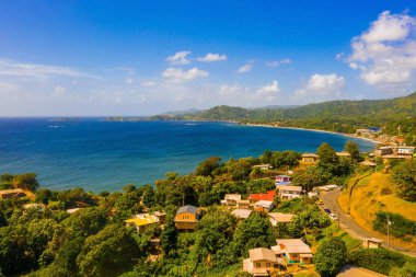 Seyşeller tropikal plajı Anse Source d 'Argent' ın La Digue adasındaki hava fotoğrafı Seyşeller 'i vurguluyor.