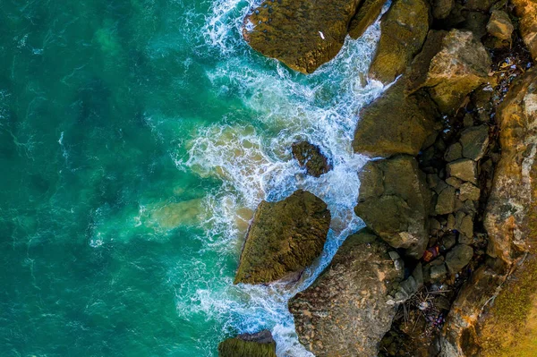 Letecký Pohled Rajskou Pláž Zlatou Pláží Obrovskými Vlnami Oceánu Volné — Stock fotografie