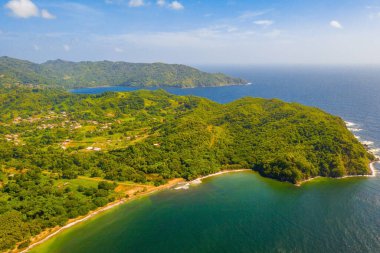 Tobago adasının yukarıdan görünüşü. Mavi Karayip Denizi, kumsalda büyük dalgalar..