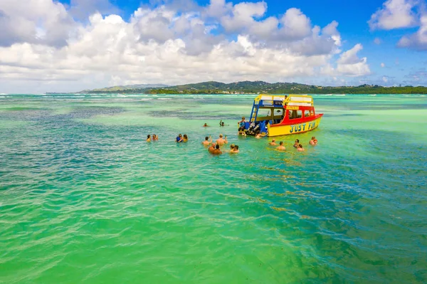 Junho 2019 Barbados Pessoas Festejando Mar Caribe Perto Ilha Barbados — Fotografia de Stock