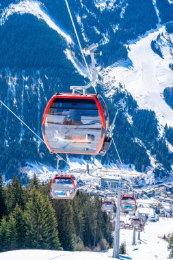 Davos, İsviçre. 10 Ocak 2019. Dağ kayak asansörü, dağları aşan koltuklar, göklerden ve snowboardlardan gelen yollar.