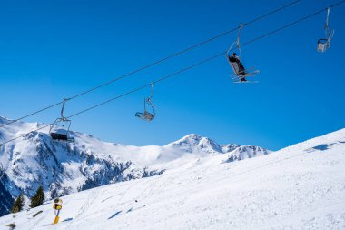 Davos, İsviçre. 10 Ocak 2019. Dağ kayak asansörü, dağları aşan koltuklar, göklerden ve snowboardlardan gelen yollar. 