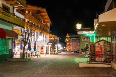 Saalbach, Avusturya. 30 Mart 2019. Güzel kış kayak köyü geceleri rahat sokaklar, ahşap evler ve heykellerle çevrili..