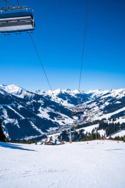 Davos, İsviçre. 10 Ocak 2019. Dağ kayak asansörü, dağları aşan koltuklar, göklerden ve snowboardlardan gelen yollar. 