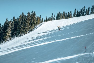 Davos, İsviçre. 10 Ocak 2019. Dağ kayak asansörü, dağları aşan koltuklar, göklerden ve snowboardlardan gelen yollar.