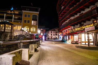 Saalbach, Avusturya. 30 Mart 2019. Güzel kış kayak köyü geceleri rahat sokaklar, ahşap evler ve heykellerle çevrili..