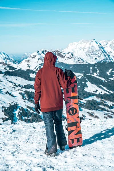 Snowboarder Uomo Che Tiene Snowboard Piedi Sulla Pista Innevata Presso — Foto Stock