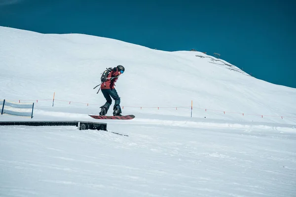 2019 오스트리아 하늘을 분말을 남기고 눈덮인 산비탈에서 자유롭게 내리는 사람들 — 스톡 사진