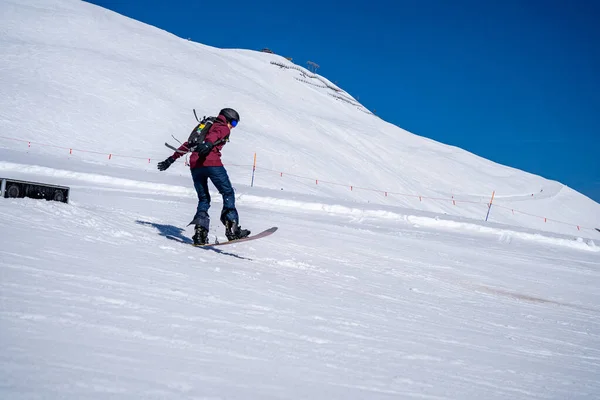 2019年3月10日 Saalbach 奥地利 自由式滑雪板滑行在积雪覆盖的斜坡上 在蓝天上留下雪粉 — 图库照片