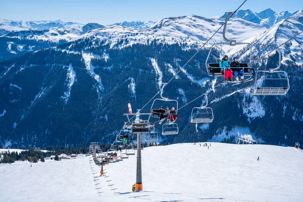 Давос Швейцарія Січня 2019 Гірськолижний Ліфт Сидіннями Проходять Через Гору — стокове фото
