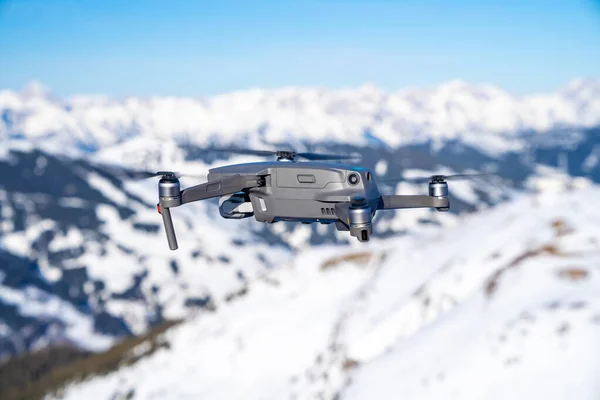 Pequeno Drone Portátil Voando Nas Montanhas Dos Alpes — Fotografia de Stock