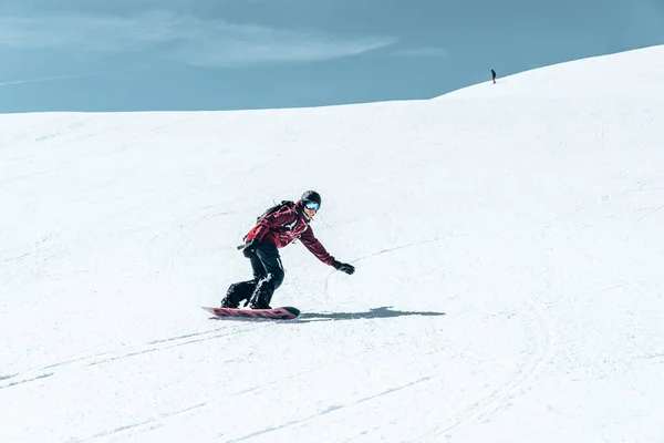 2019年3月10日 Saalbach 奥地利 自由式滑雪板滑行在积雪覆盖的斜坡上 在蓝天上留下雪粉 — 图库照片
