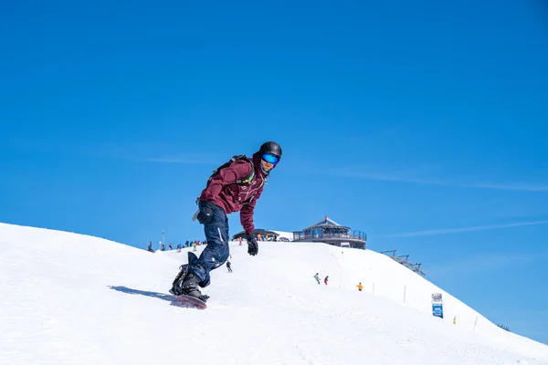 Marzo 2019 Saalbach Austria Freeride Snowboarder Scivola Pendio Innevato Lasciando — Foto Stock