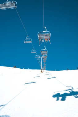 Davos, İsviçre. 10 Ocak 2019. Dağ kayak asansörü, dağları aşan koltuklar, göklerden ve snowboardlardan gelen yollar. 