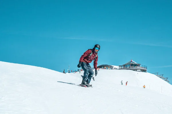 Března2019 Saalbach Rakousko Freeride Snowboardista Klouže Zasněženém Svahu Zanechává Sebou — Stock fotografie