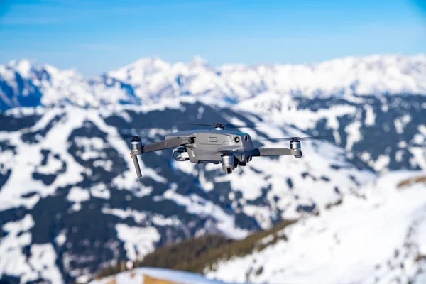 Pequeno Drone Portátil Voando Nas Montanhas Dos Alpes — Fotografia de Stock