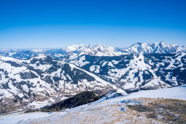 Alp dağları kış boyunca karın altında