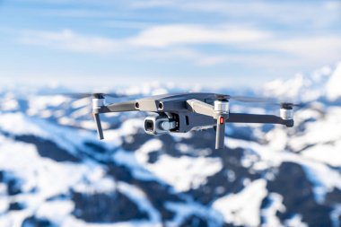 Alp dağlarında uçan küçük taşınabilir dron.