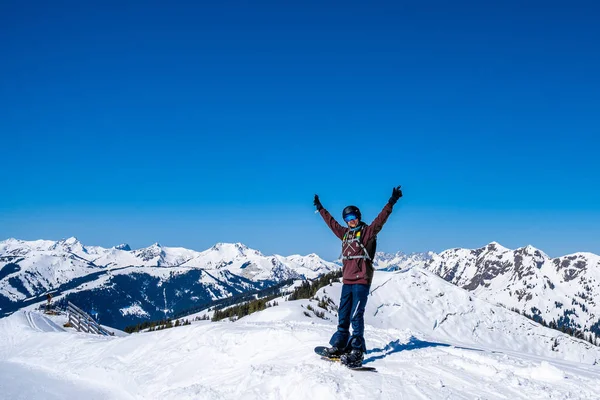 Março 2019 Saalbach Áustria Freeride Snowboarder Desliza Uma Encosta Coberta — Fotografia de Stock