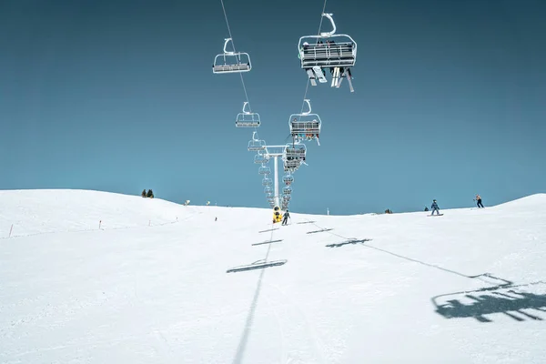 Davos Suíça Janeiro 2019 Elevador Esqui Montanha Com Assentos Passando — Fotografia de Stock