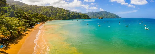 Légi kilátás a paradicsomi strand arany stranddal és hatalmas iroda — Stock Fotó