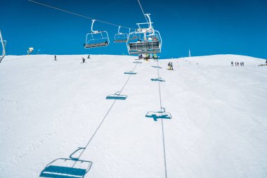 Davos, İsviçre. 10 Ocak 2019. Dağ kayak asansörü, dağları aşan koltuklar, göklerden ve snowboardlardan gelen yollar. 