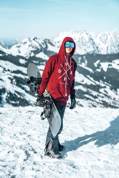 Saalbach Österreich März 2019 Junger Mann Cooler Sportkleidung Mit Snowboard — Stockfoto