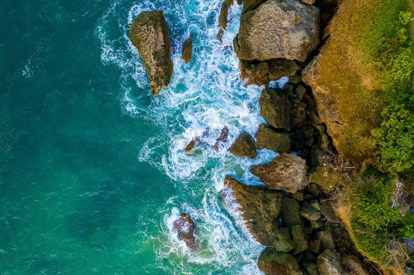 Vacker tropisk strand nära stranden med stora vågor och hög — Stockfoto