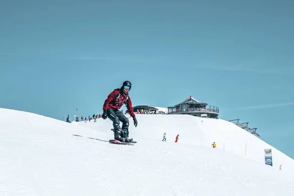 Marzo 2019 Saalbach Austria Freeride Snowboarder Desliza Sobre Una Pendiente —  Fotos de Stock