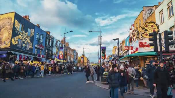 英国ロンドンのカムデンタウン地区の中心部で急いでいる人々のタイムラプスビュー — ストック動画