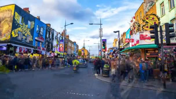 英国ロンドンのカムデンタウン地区の中心部で急いでいる人々のタイムラプスビュー — ストック動画