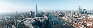 Londra 'daki Tower Bridge' in havadan görüntüsü. Londra 'nın en ünlü köprülerinden biri ve Londra' nın görülmesi gereken simgelerinden biri. Londra Kule Köprüsü 'nün güzel manzarası.